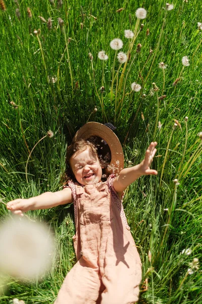 Από Ψηλά Παιχνιδιάρικο Κοριτσάκι Φορώντας Ψάθινο Καπέλο Και Γενικά Ξαπλωμένο — Φωτογραφία Αρχείου