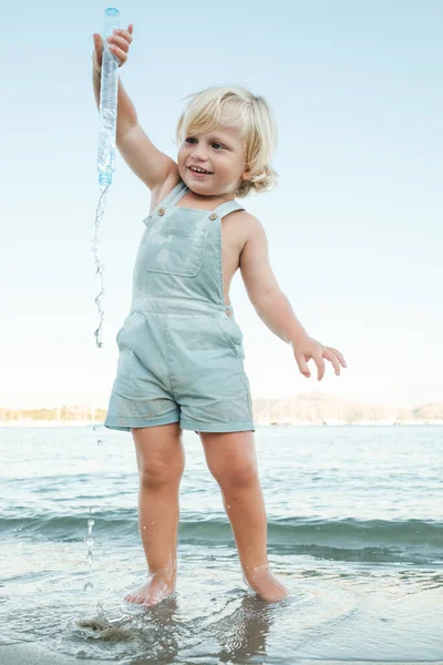 Celé Tělo Veselý Malý Blonďatý Dítě Ležérní Oblečení Vyprazdňování Mýdlo — Stock fotografie