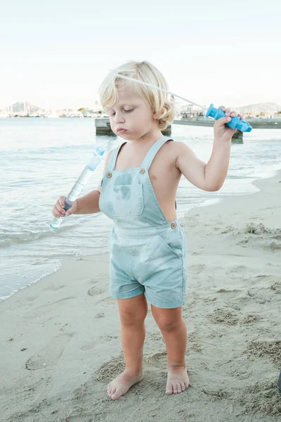 Cuerpo Completo Adorable Niño Pequeño Disfrutando Juguete Burbujas Playa Arena — Foto de Stock
