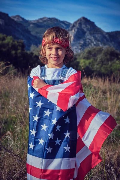 Šťastný Roztomilý Preteen Chlapec Stojící Travnaté Louce Zabalené Národní Vlajce — Stock fotografie