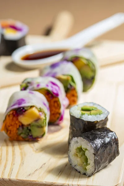 Schöner Teller Mit Gemüse Sushi Reichhaltiges Und Schmackhaftes Sushi Sortiment — Stockfoto