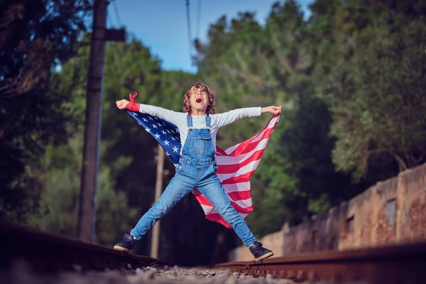 Pełne Ciało Ekspresyjnego Dzieciaka Trzymającego Flagę Narodową Usa Stojącego Szynach — Zdjęcie stockowe