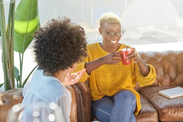 Positiv Afroamerikansk Kvinna Med Kort Hår Glasögon Leende Och Dricka — Stockfoto
