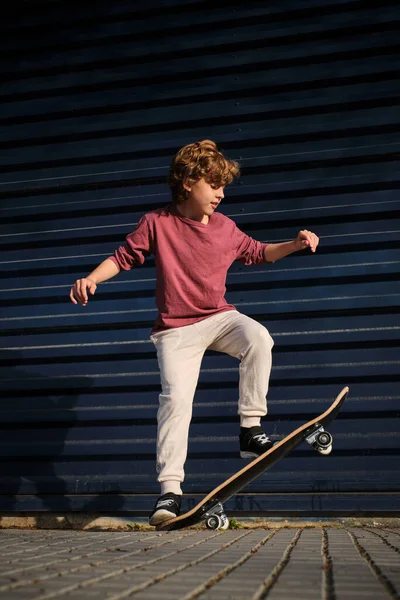 Хлопчик Повним Тілом Повсякденному Одязі Робить Трюк Скейтборді Тротуарі Біля — стокове фото