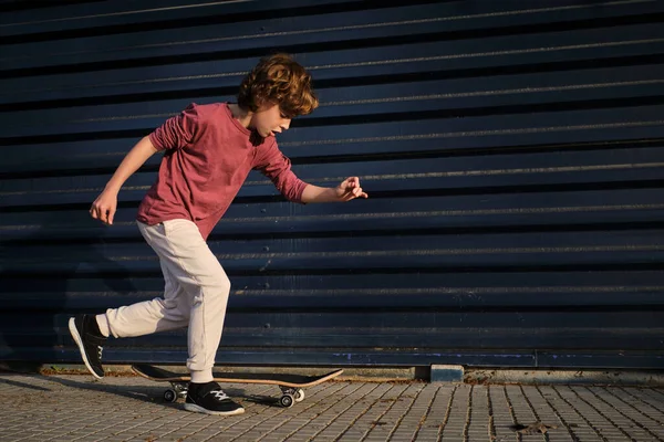 Full Body Boy Casual Kleding Lopen Tijdens Het Rijden Skateboard — Stockfoto