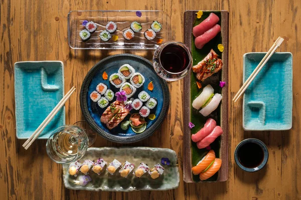 Vista Superior Surtidos Rollos Sushi Japonés Con Palillos Gafas Vino — Foto de Stock