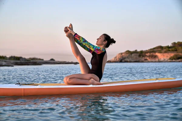 Sidovy Bekymmerslös Sportig Kvinna Mediterar Heron Pose Samtidigt Utövar Yoga — Stockfoto