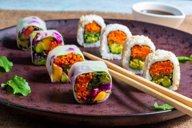 Güzel bir tabak sebzeli suşi, zengin ve lezzetli suşi çeşitleri yemek için mükemmel.