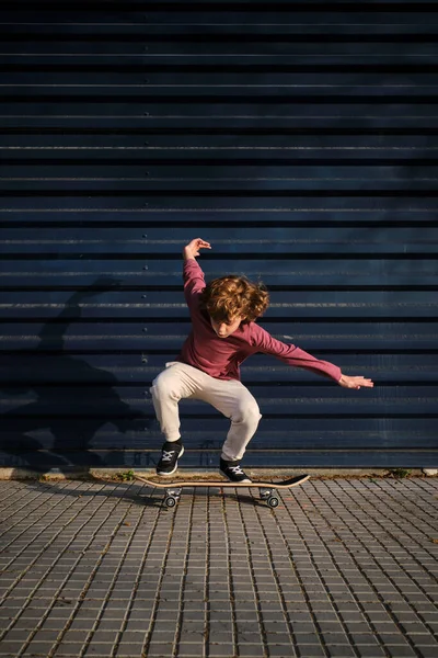Повне Тіло Енергійний Хлопчик Повсякденному Одязі Робить Трюк Скейтборді Тротуарі — стокове фото