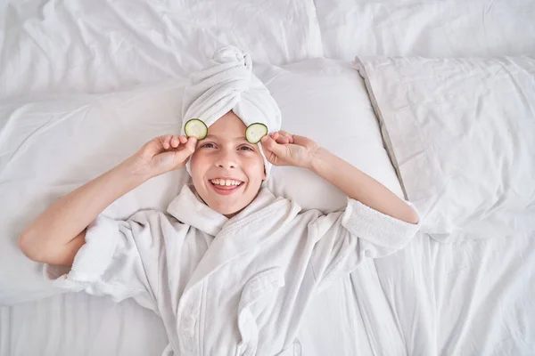 Szczęśliwy Dzieciak Ręczniku Turban Szlafrok Uśmiechając Się Patrząc Kamerę Podczas — Zdjęcie stockowe