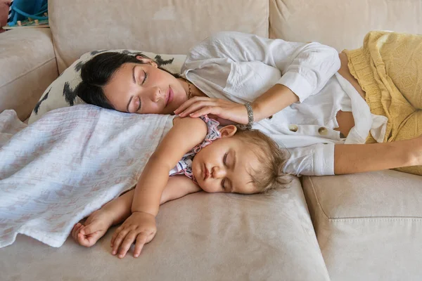 Jeune Mère Avec Bébé Adorable Dormant Ensemble Sur Canapé Confortable — Photo