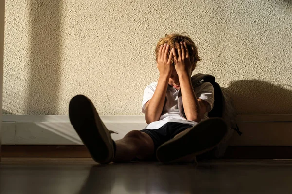 Endişeli Okul Çocuğu Sınıfta Sırt Çantasıyla Tek Başına Oturuyor Yüzünü — Stok fotoğraf