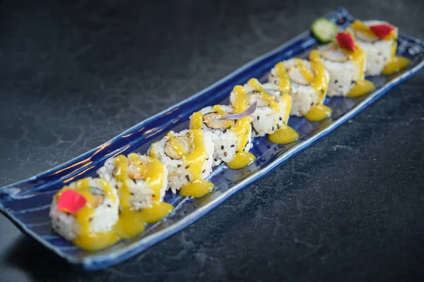 Lahodné Sushi Kousky Potlučenými Krevetami Sójovou Omáčkou — Stock fotografie