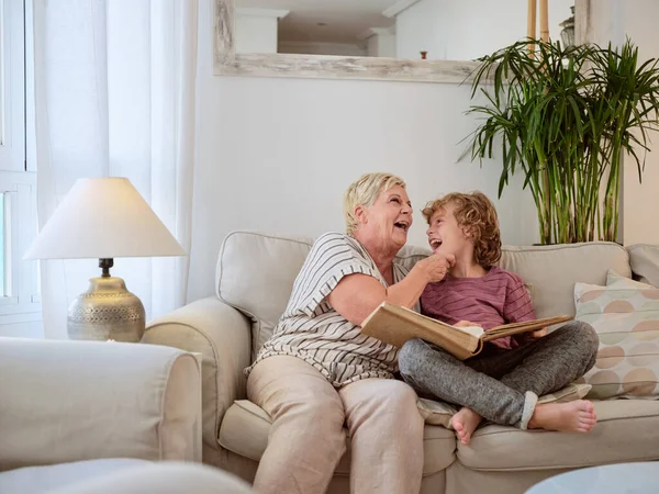 Hellen Wohnzimmer Sitzen Alte Oma Und Junge Mit Rotem Haar — Stockfoto