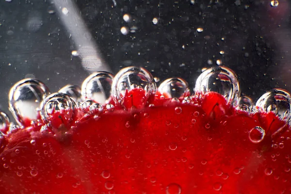 Nahaufnahme Blasen Aus Kohlendioxid Die Den Rand Der Erdbeerscheibe Glas — Stockfoto