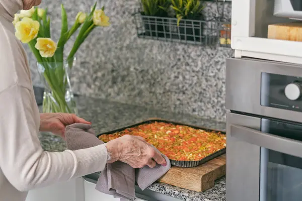 Ama Casa Ancianos Irreconocibles Ropa Casual Proceso Cocinar Pizza Italiana — Foto de Stock