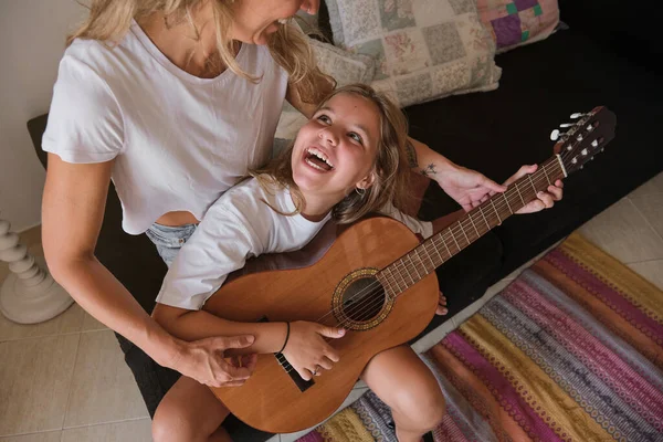 Sarışın Bir Kadın Bir Kıza Gitar Çalmayı Öğretirken Bir Yandan — Stok fotoğraf
