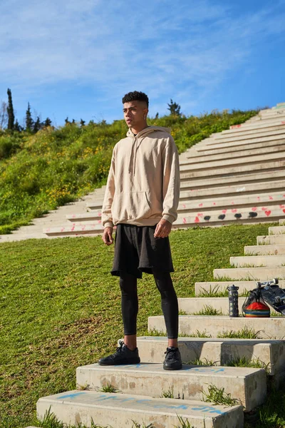 Ganzkörper Selbstbewusster Hispanischer Mann Sportbekleidung Der Einem Sommertag Beim Outdoor — Stockfoto