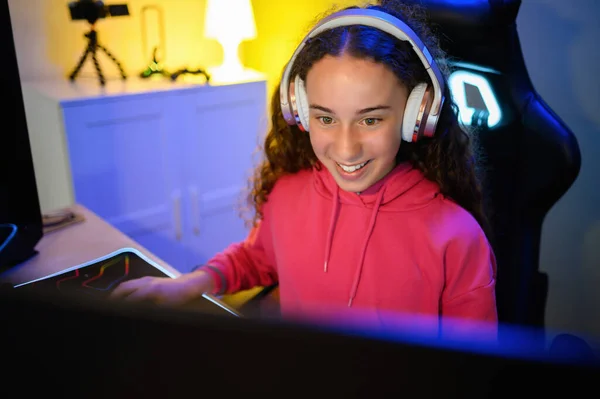 Από Ψηλά Χαμογελώντας Έφηβος Κορίτσι Στα Ακουστικά Κοιτάζοντας Την Οθόνη — Φωτογραφία Αρχείου