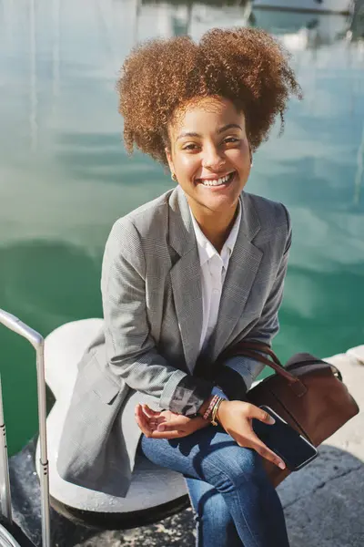 Alegre Mujer Afroamericana Ropa Casual Inteligente Con Teléfono Inteligente Sonriendo —  Fotos de Stock
