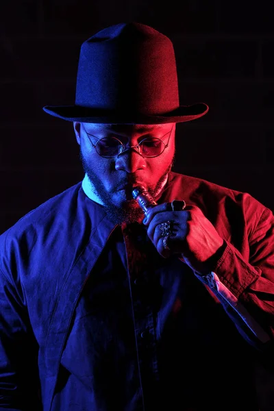 Ethnischer Bärtiger Mann Mit Schwarzem Hut Raucht Wasserpfeife Während Roter — Stockfoto