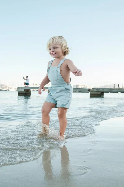 Corpo Pieno Sorridente Adorabile Bambino Abiti Casual Piedi Sulla Spiaggia — Foto Stock