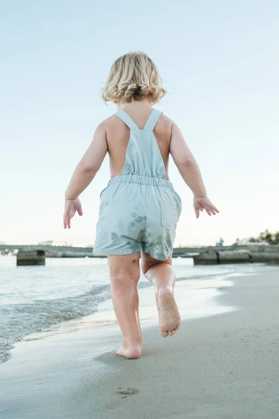 Zadní Pohled Celé Tělo Anonymní Malé Dítě Procházky Mokrém Písku — Stock fotografie
