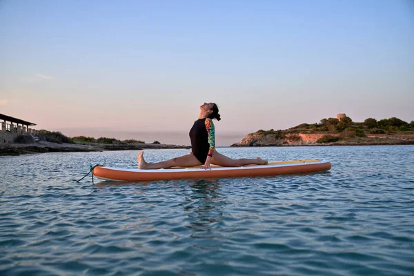 Mayo Giymiş Genç Bir Kadının Akşamları Deniz Kenarında Yoga Yaparken — Stok fotoğraf