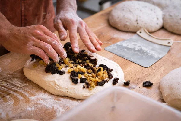 Ekmek Hamuruna Malzeme Katan Bir Fırıncının Ellerinin Ayrıntıları Evet Yüksek — Stok fotoğraf
