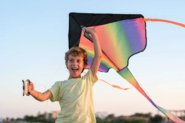Низкий Угол Восхитительного Мальчика Открытым Ртом Запускающего Красочного Воздушного Змея — стоковое фото