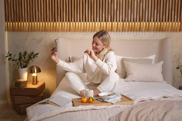 Beyaz Uyurgezer Bir Kadın Yatakta Ahşap Tepsiyle Oturuyor Evde Kahvaltısını — Stok fotoğraf