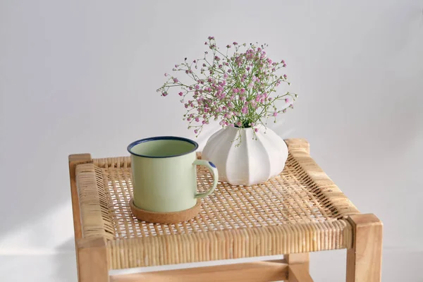 Kubek Żelaza Herbatą Białym Wazonem Kwitnącymi Gałęziami Cygańskiego Kwiatu Umieszczony — Zdjęcie stockowe