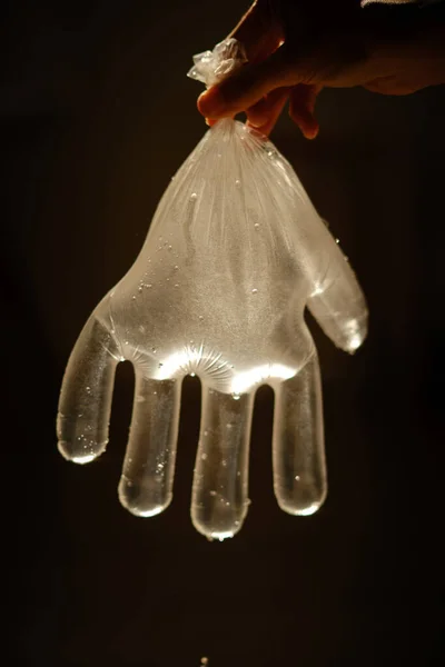 Ernte Unkenntlich Person Zeigt Kunststoffhandschuh Mit Wasser Und Tropfen Glänzendem — Stockfoto