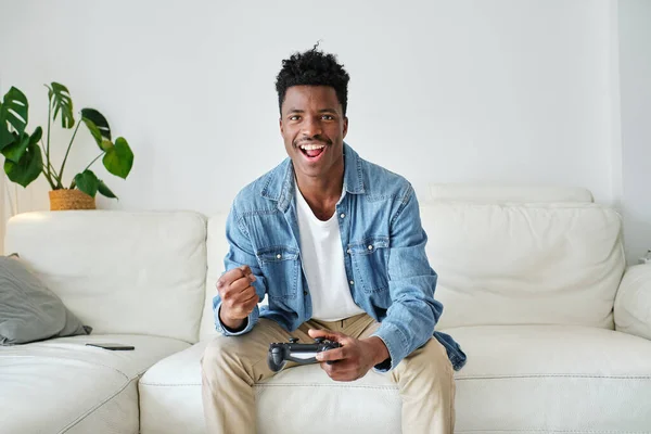 Neşeli Afrikalı Amerikalı Erkek Oyuncu Rahat Koltukta Otururken Video Oyunu — Stok fotoğraf