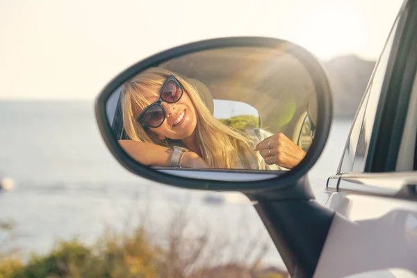 Блондинка Солнечных Очках Ювелирные Украшения Смотрящие Себя Зеркало Автомобиля Морем — стоковое фото