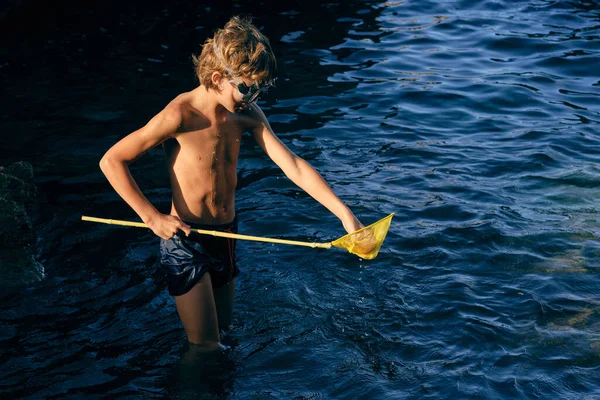 Yüzme Şortlu Dalgıç Gözlüklü Çocuk Güneş Işığının Dalgalı Denizinde Duruyor — Stok fotoğraf