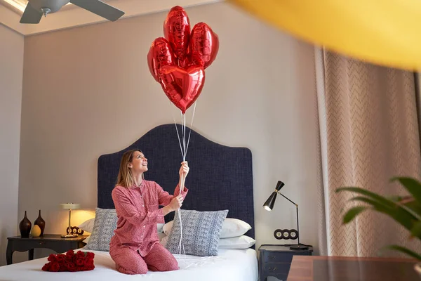 Bir Grup Kırmızı Kalp Şeklinde Balon Bir Buket Gülle Otel — Stok fotoğraf