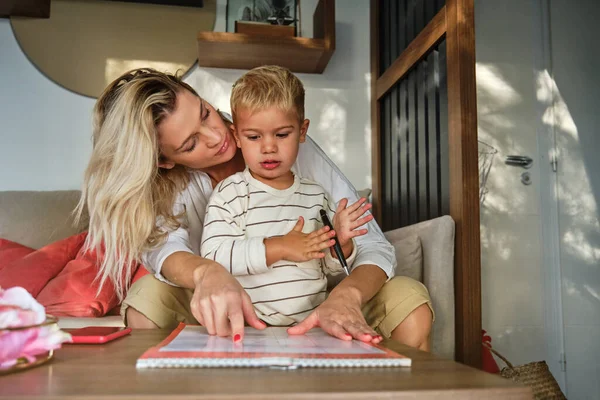 Adorabile Bambino Con Penna Guardando Libro Testo Con Interesse Imparando — Foto Stock