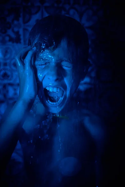 Kızgın Çocuk Gözleri Kapalı Ağzı Açık Duşta Neon Işıkta Çığlık — Stok fotoğraf