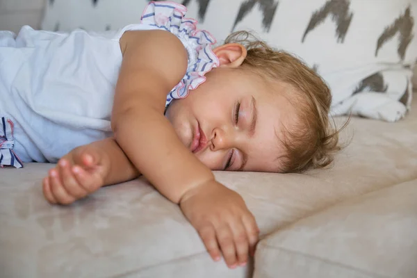 Beztroska Dziewczynka Śpi Przytulnej Kanapie Poduszką Salonie Domu Ciągu Dnia — Zdjęcie stockowe