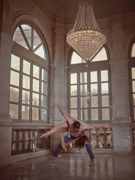Volledige Lichaam Van Anonieme Shirtloze Man Met Flexibele Ballerina Rug — Stockfoto