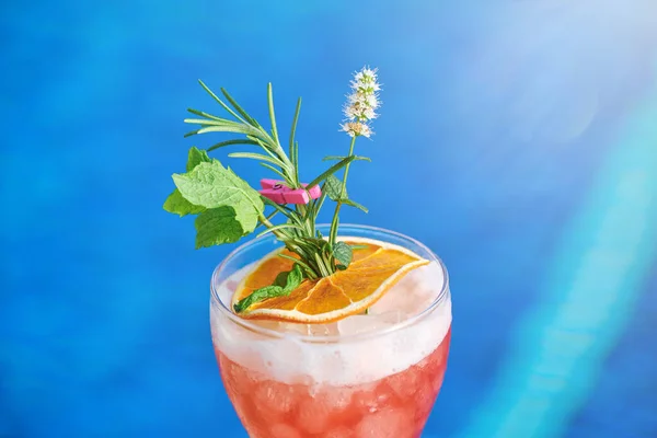 Cima Vidro Bebida Refrescante Cocktail Frio Decorado Com Fatia Laranja — Fotografia de Stock