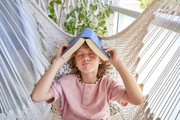 Niño Con Los Ojos Cerrados Descansando Hamaca Punto Con Libro —  Fotos de Stock