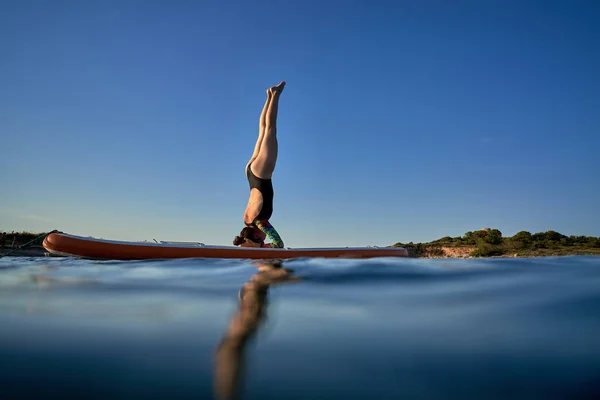 Salamba Shirshasana Akşamları Denizde Yoga Yaparken Mayo Giymiş Esnek Bir — Stok fotoğraf
