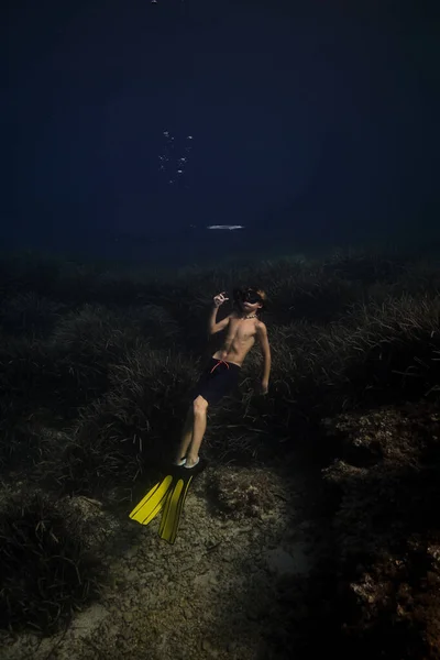 Ganzkörper Eines Unkenntlichen Jungen Tauchausrüstung Schwimmt Unter Wasser Während Urlaub — Stockfoto