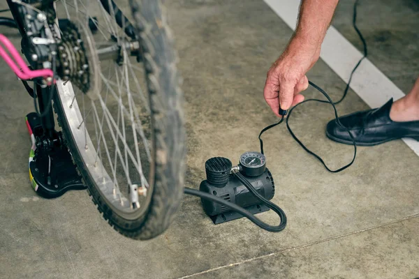 Cima Cultura Anônimo Macho Sênior Inflando Bicicleta Com Ferramenta Elétrica — Fotografia de Stock