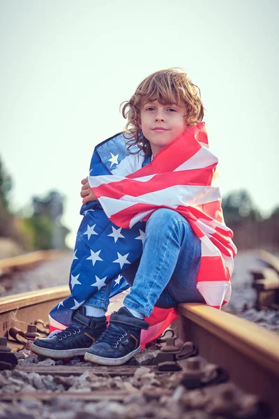 Obsah Světlovlasé Dítě Při Pohledu Kamery Zatímco Sedí Železnici Během — Stock fotografie
