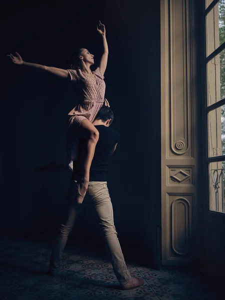 Volledig Lichaam Van Sierlijke Ballerina Met Opgeheven Arm Zittend Schouder — Stockfoto