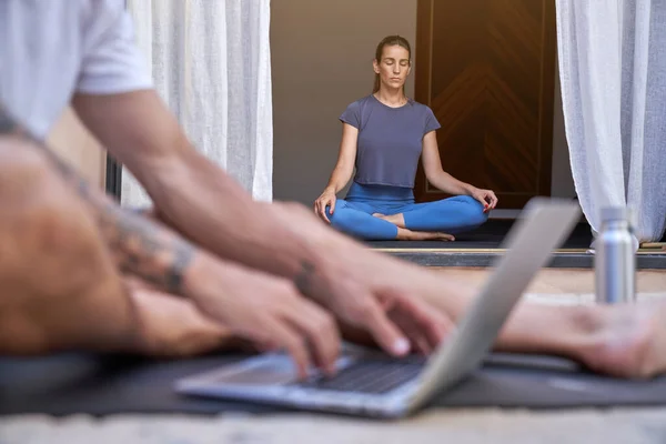 Kalm Blootsvoets Vrouw Zitten Yoga Pose Terwijl Wazig Onherkenbaar Coach — Stockfoto