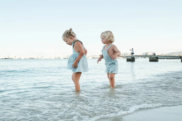 Boční Pohled Roztomilé Malé Děti Kráčející Mělké Vodě Moře Zatímco — Stock fotografie
